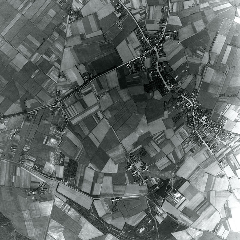 Luchtfoto gemaakt door de RAF in 1943 van Bavel