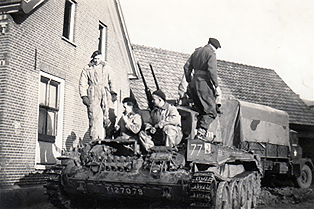 Poolse tank op de hoek Kerkstraat en Kloosterstraat, Bij van Engelen.