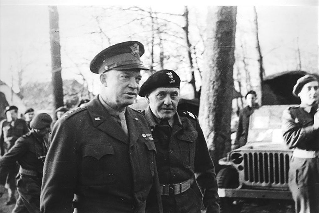 Rechts op deze foto Generaal Maczeck, de commandant van het Poolse bevrijdingsleger.