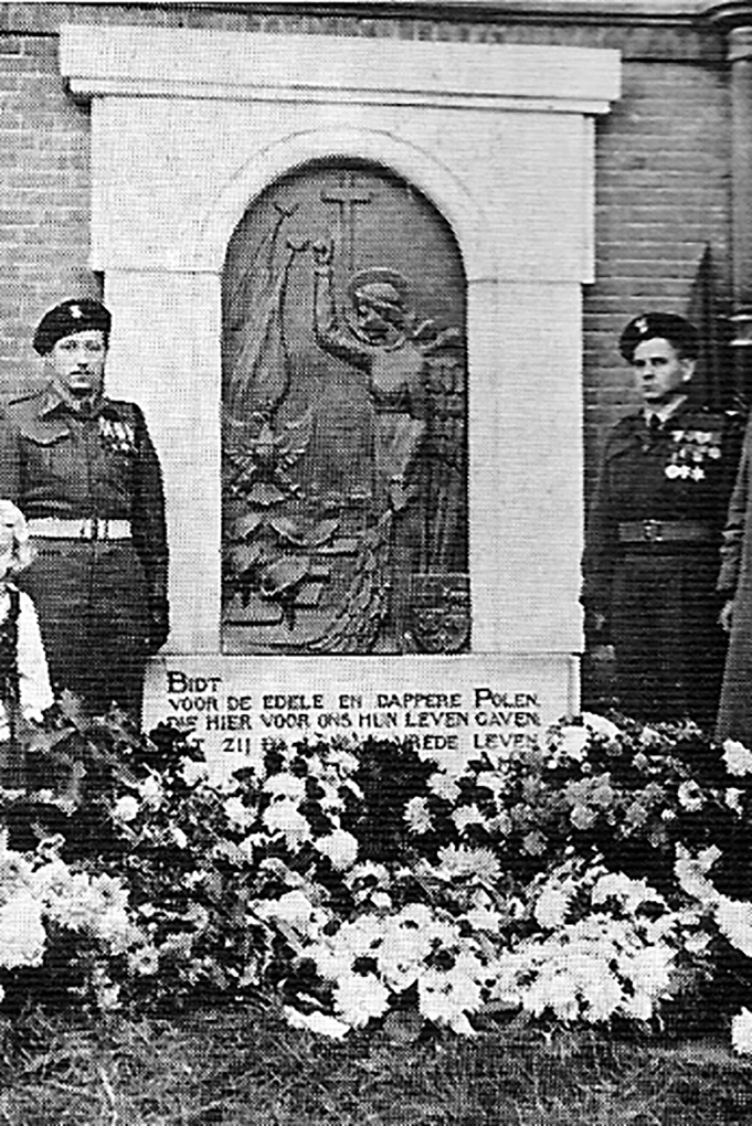 Erewacht bij het Pools monument.